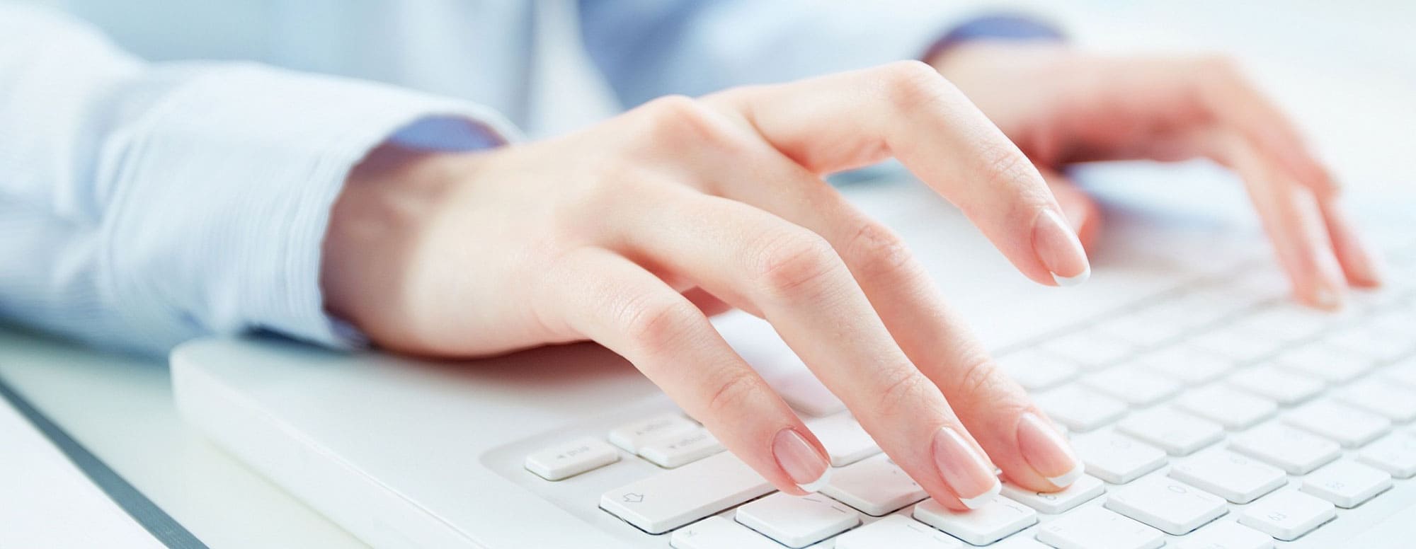 contact, mains de femme sur un clavier d'ordinateur